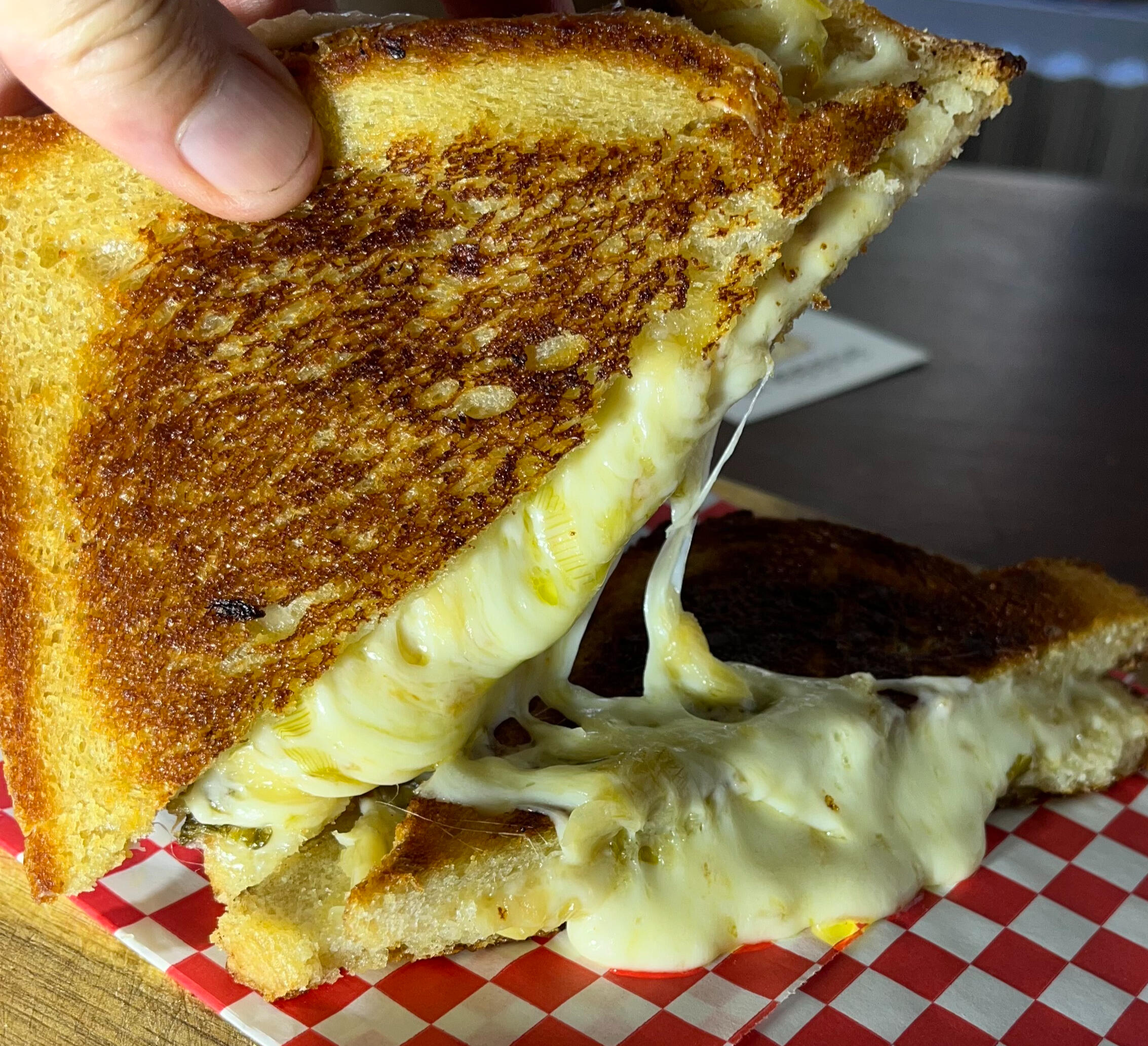 Le cheeesy dans toute sa gourmandise Le cheeesy est un sandwich chaud généreux et gourmand